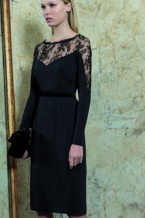 Черное платье с кружевной вставкой