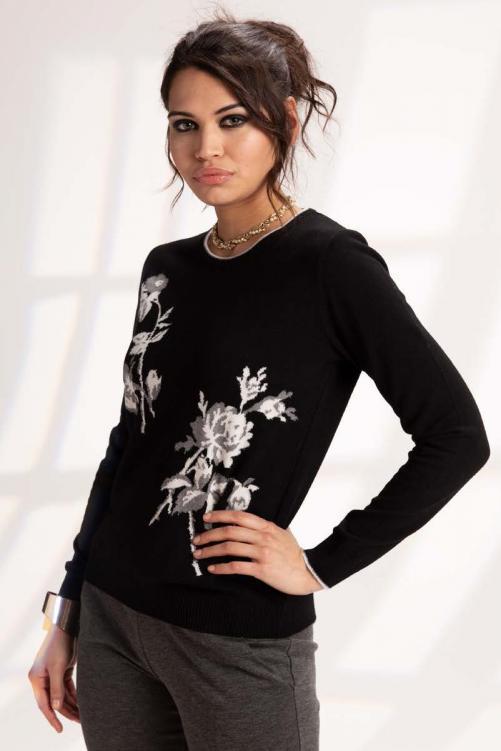 Чорний светр з декором в квіти