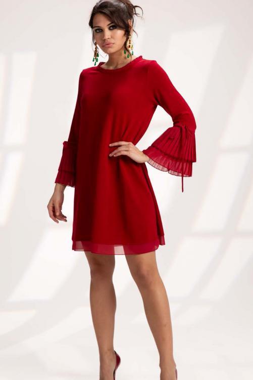 Красное платье с плиссированными рукавами