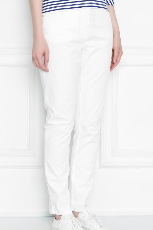 Белые узкие джинсы